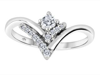 Bague en or 10kt sertie de diamants au total 30 points,1=11cdn,et 11=19 pts.