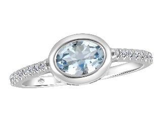 Bague en or blanc sertie de diamants au total 12 points et d'une aigue marine de 5 x 7mm